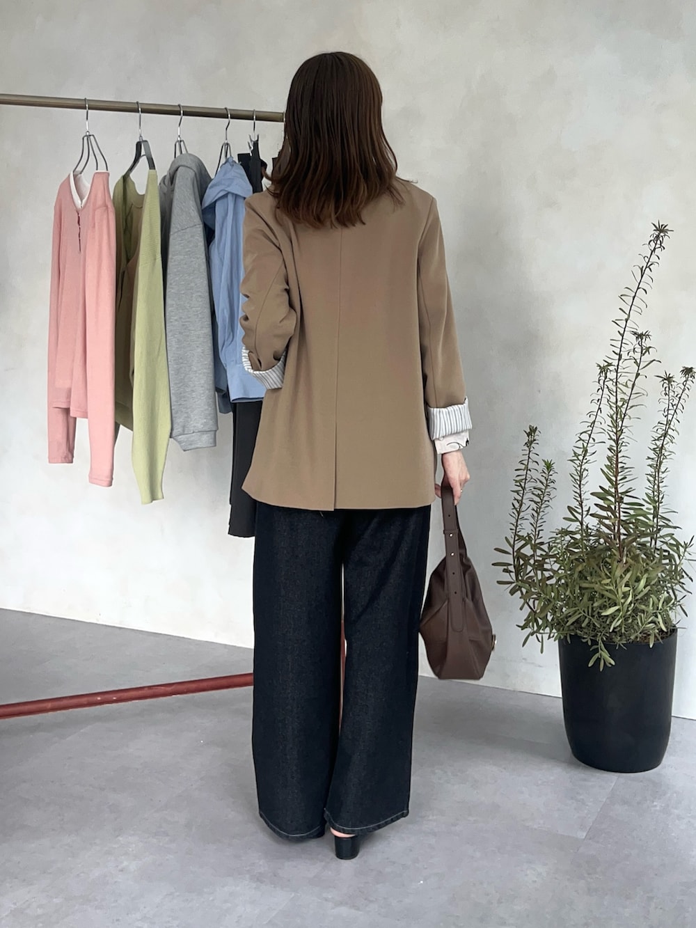 ホワイト系のシャツ/ブラウス、ブラック系のデニムパンツ、ベージュ系のテーラードジャケットを着用したレディースの春コーディネートの2枚目の写真