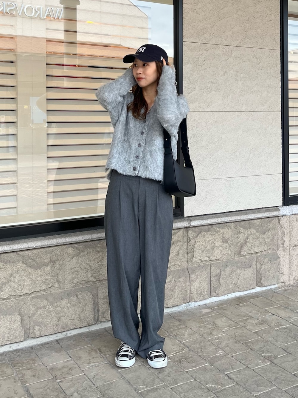 ブラック系のショルダーバッグ、グレー系のカーディガン/ボレロを着用したレディースの秋コーディネートの5枚目の写真