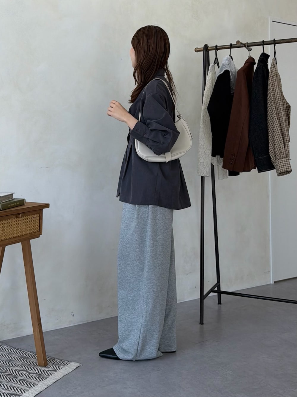 グレー系のシャツ/ブラウス、グレー系のスウェットパンツ、ゴールド系のチョーカーを着用したレディースの夏コーディネートの2枚目の写真