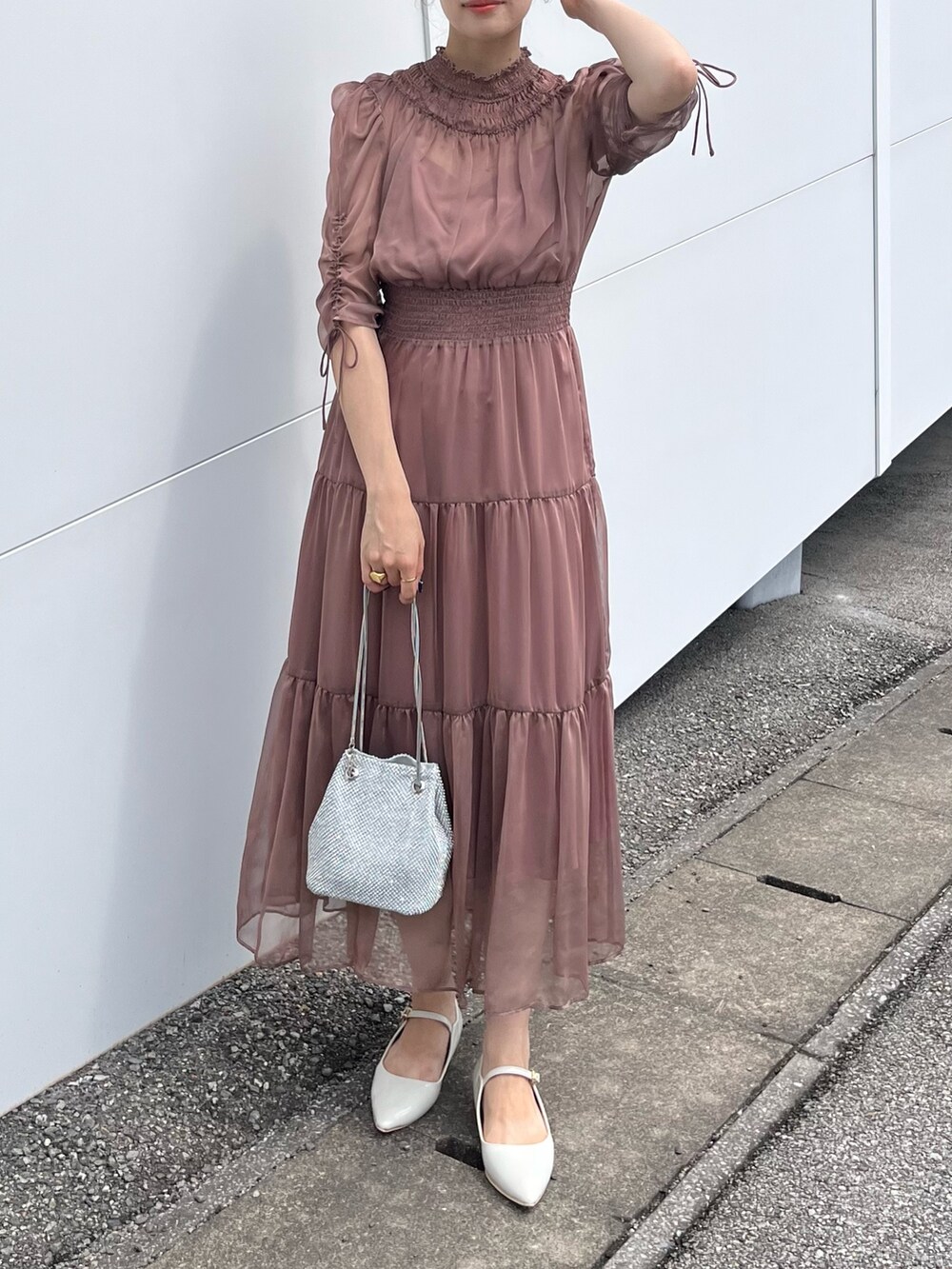 レッド系のドレスを着用したレディースの秋コーディネートの2枚目の写真