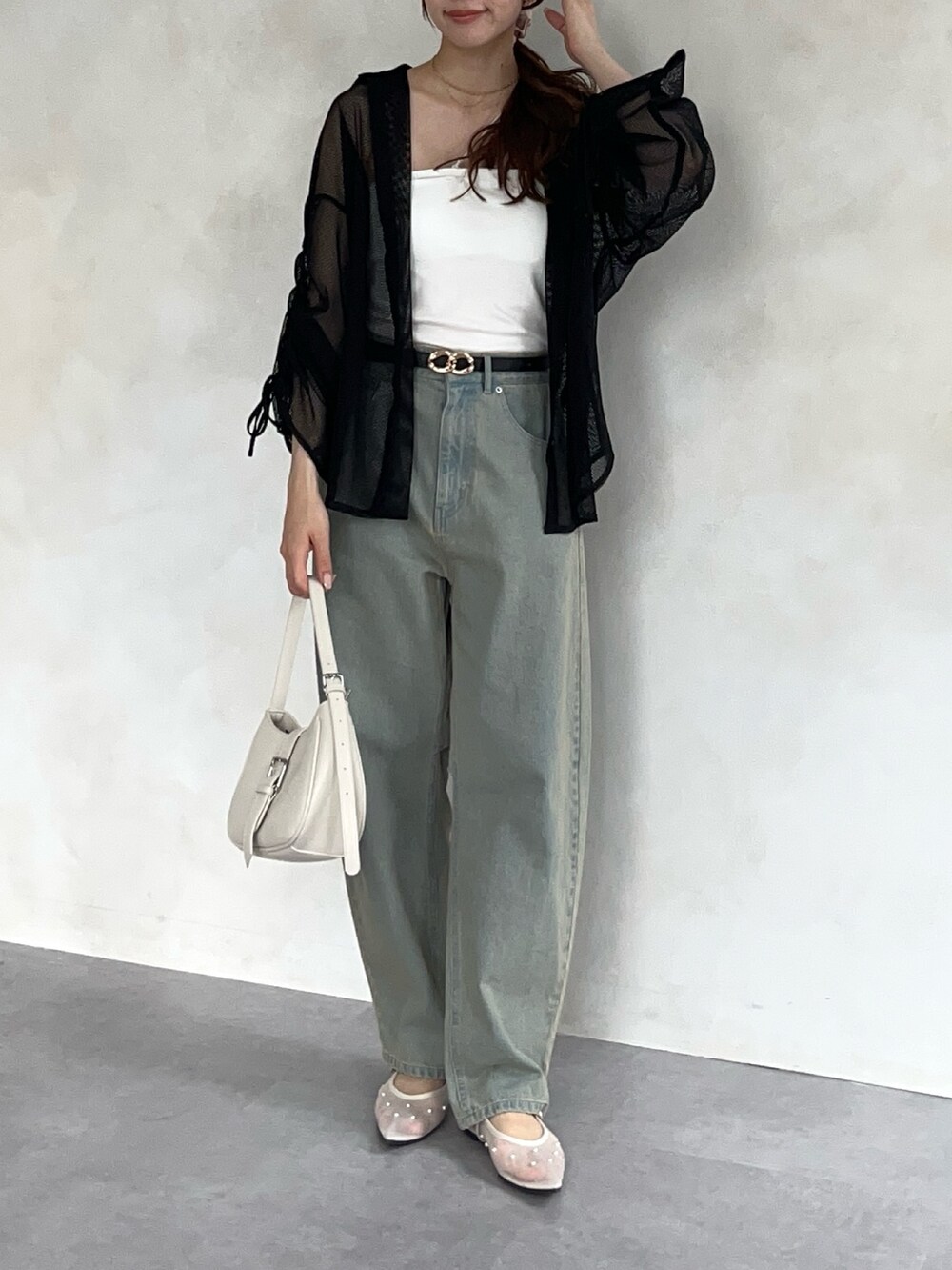 ブラック系のシャツ/ブラウス、ホワイト系のキャミソール、ブルー系のデニムパンツを着用したレディースの春コーディネートの3枚目の写真