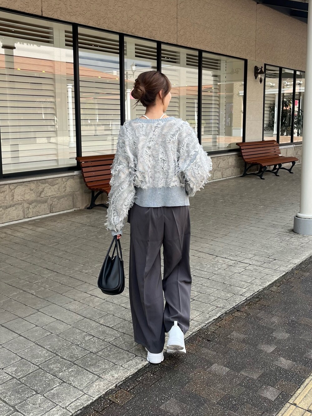 ホワイト系のTシャツ/カットソー、グレー系のカーディガン/ボレロ、グレー系のスラックスを着用したレディースの冬コーディネートの2枚目の写真