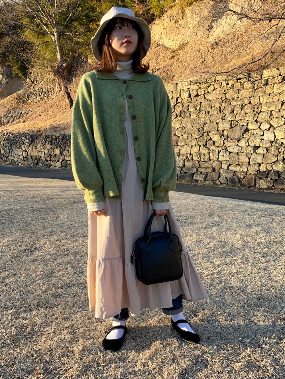 「春コーデ、今日のコーデ、おしゃれさんと繋がりたい、春色、ootd、低身長女子、ナチュラル、カーディガン、カラーコーデ、ボストンバッグ、ワンピース」｜「Crispの2wayスクエアミニバッグ（ハンドバッグ、ブラック系）」を使った、kさん（レディース・153cm）の春コーディネートの3枚目の写真