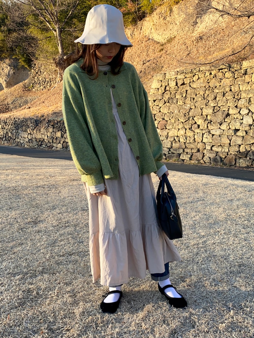 「春コーデ、今日のコーデ、おしゃれさんと繋がりたい、春色、ootd、低身長女子、ナチュラル、カーディガン、カラーコーデ、ボストンバッグ、ワンピース」｜「Crispの2wayスクエアミニバッグ（ハンドバッグ、ブラック系）」を使った、kさん（レディース・153cm）の春コーディネートの2枚目の写真