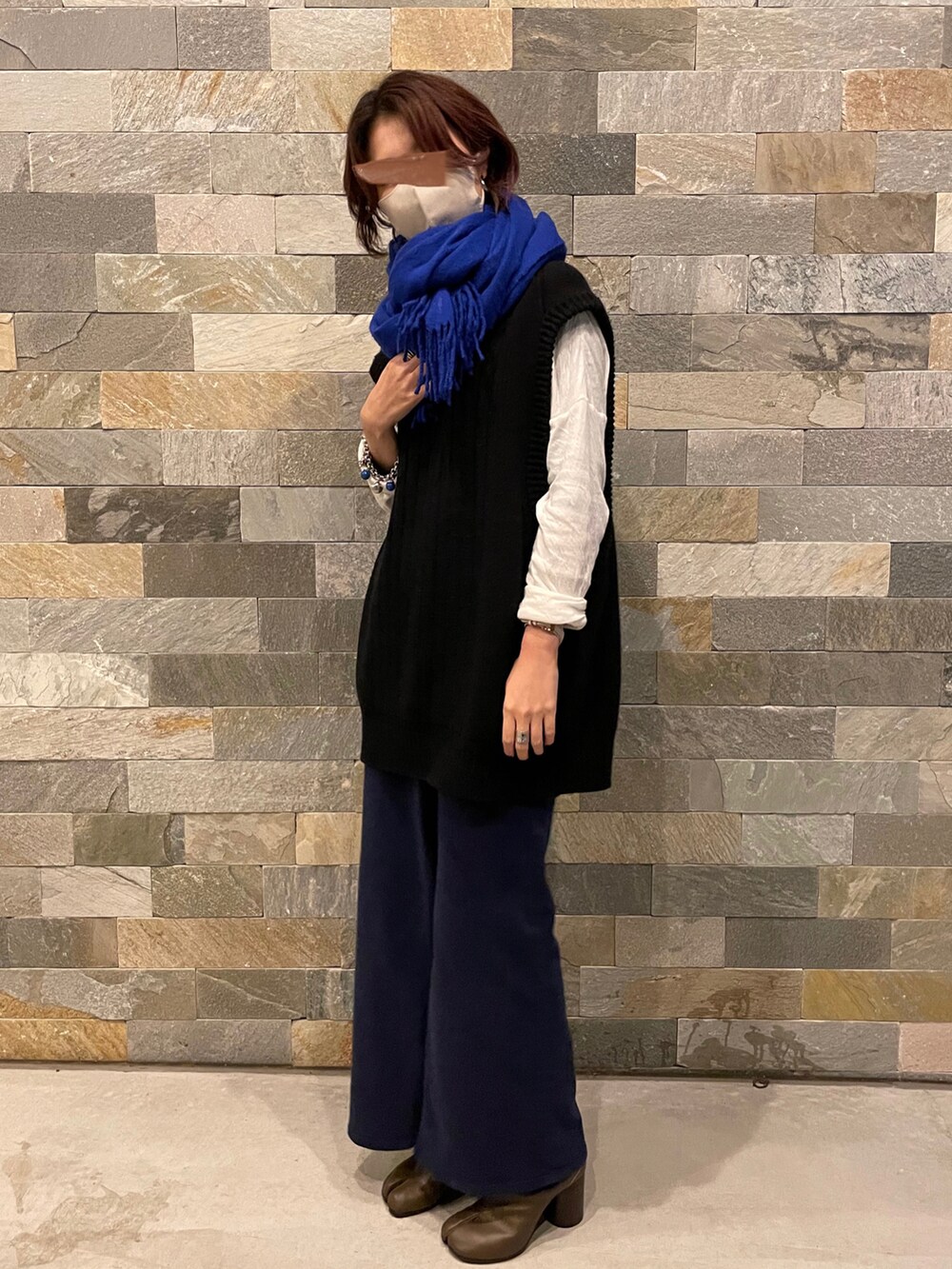 「ブーツ、シンプル、ブラック、ベスト、レイヤードスタイル、オーバーサイズ、休日スタイル、きれいめカジュアル、秋服、カジュアルコーデ、オトナカジュアル、足袋ブーツ、wearhalloween2021、ニット/セーター」｜「ZARAのアイテム（スカート、ブルー系）」を使った、@____m2skさん（レディース・160cm）の秋コーディネートの3枚目の写真
