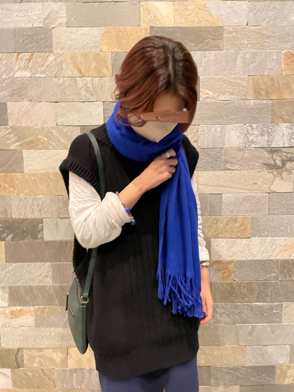 「ブーツ、シンプル、ブラック、ベスト、レイヤードスタイル、オーバーサイズ、休日スタイル、きれいめカジュアル、秋服、カジュアルコーデ、オトナカジュアル、足袋ブーツ、wearhalloween2021、ニット/セーター」｜「ZARAのアイテム（スカート、ブルー系）」を使った、@____m2skさん（レディース・160cm）の秋コーディネートの2枚目の写真