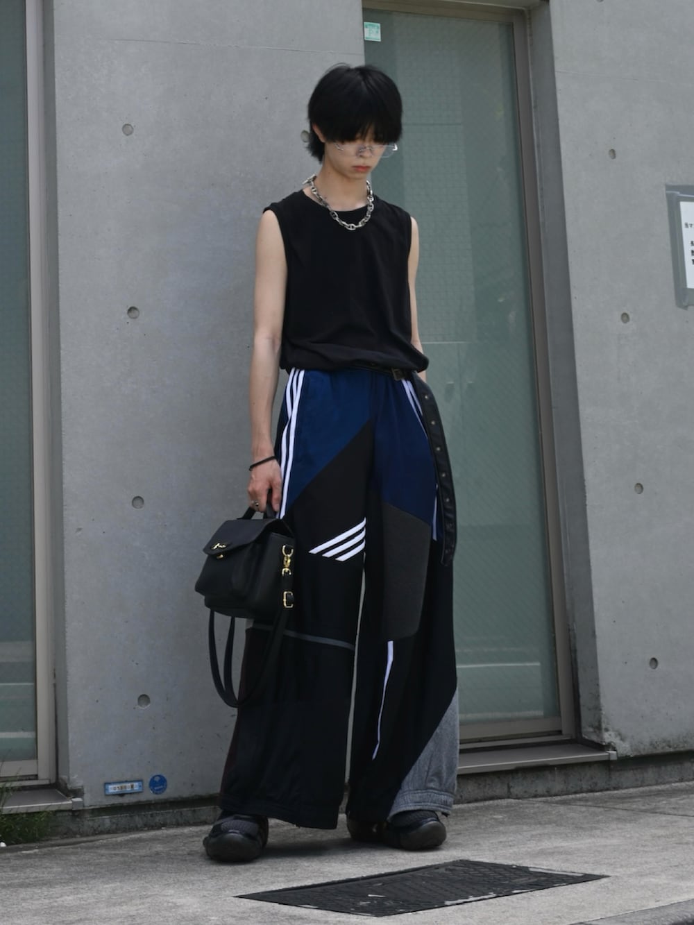 ブラック系のタンクトップ、ブラック系のショルダーバッグ、その他のスウェットパンツを着用したメンズの夏コーディネートの4枚目の写真