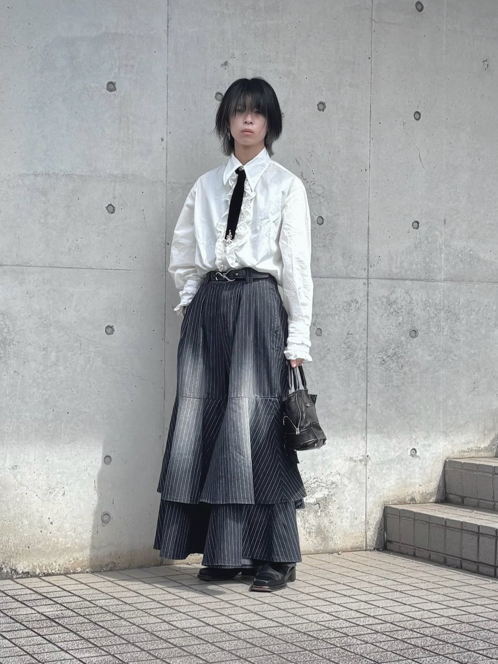 「最近のいい感じコーデ、リボン、フリル、モード、モノトーン、シャツスタイル、レイヤードスタイル、韓国ファッション、シンプルコーデ、春コーデ、ストライプ、ビッグシルエット、フレアパンツ、シンプル、着回しコーデ」｜「seytoのLong frill big collar shirt / ロングフリルビックカラーシャツ（シャツ/ブラウス、ホワイト系）」を使った、Uminaさん（骨格ウェーブ・メンズ・169cm）の春コーディネートの3枚目の写真