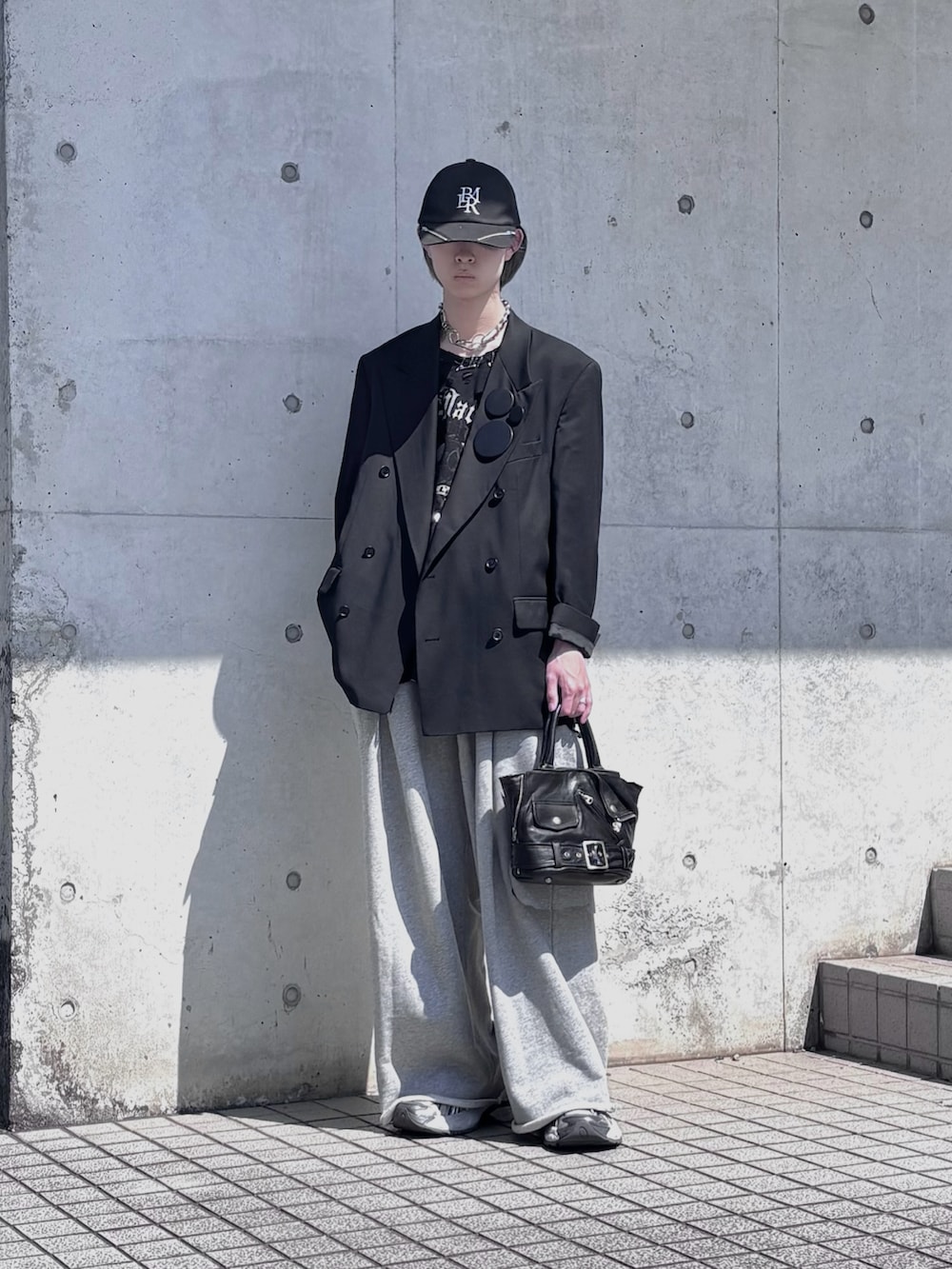 ブラック系のTシャツ/カットソー、グレー系のスウェットパンツ、ブラック系のテーラードジャケットを着用したメンズの春コーディネートの2枚目の写真