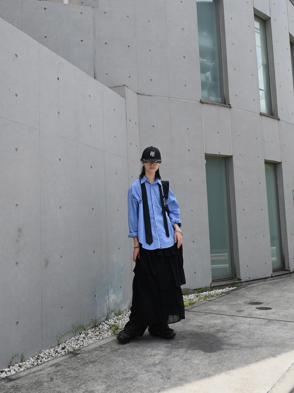 「シャツ好き集まれ、ショルダーバッグ、いいね、save、フォローお願いします🤑、プチプラ、キャップ、スニーカー、スラックス、スカート、レイヤードスタイル、韓国ファッション、シャツスタイル、ネクタイ、ブラックコーデ、メンズファッション、グレー」｜「groundsのgrounds / グラウンズ/ 別注MOOPIE RF/BLACK（スニーカー、ブラック系）」を使った、Uminaさん（メンズ・169cm）の夏コーディネートの4枚目の写真