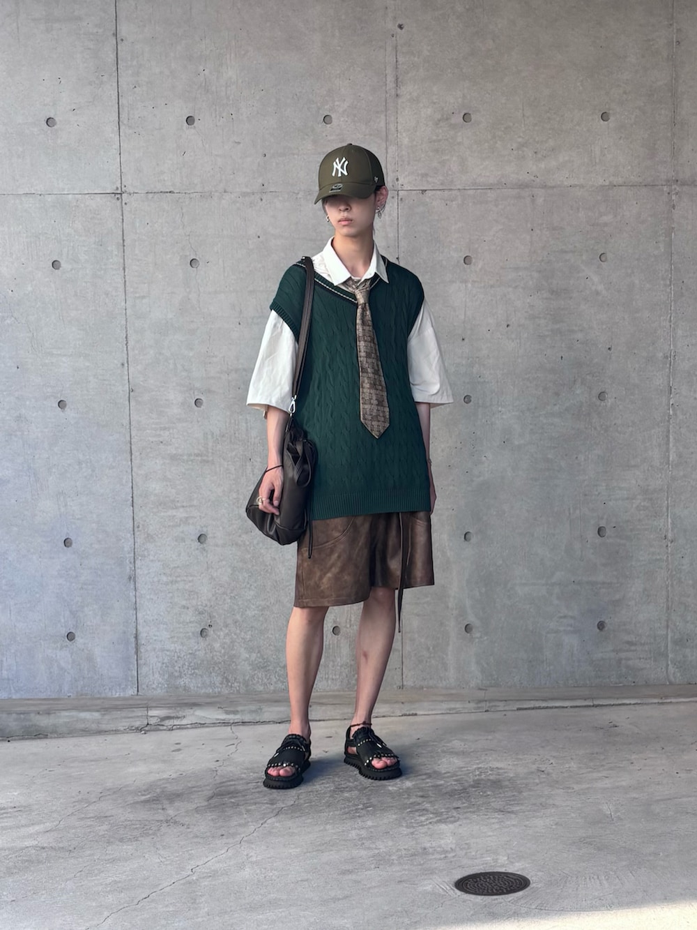 「スポーツミックス、キャップ、ベスト、ベスト×シャツ、ネクタイ、シャツスタイル、シャツ、ショーツ、レザー、ショートパンツ、ハーフパンツ、サンダル、アースカラー、グリーン、ブラウン」｜「BLAYMOREの【BLAYMORE】 Synthetic Leather Short Pants（その他パンツ、ブラウン系）」を使った、Uminaさん（骨格ウェーブ・メンズ・169cm）の夏コーディネートの3枚目の写真