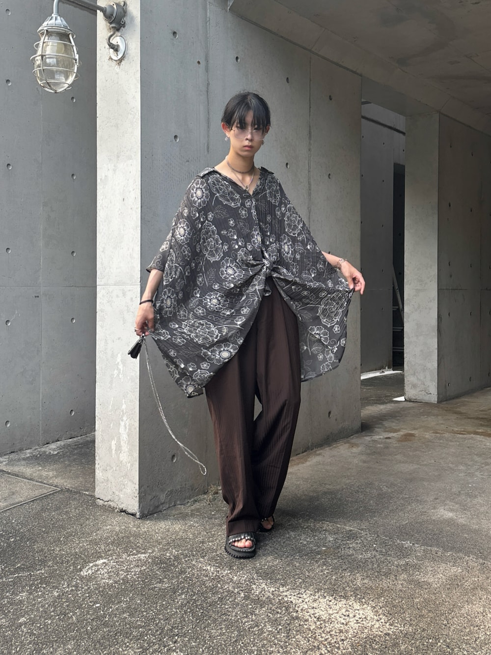 「レザー、ブラウン、秋服準備はじめました、スラックス、ブラウス、モード、アースカラー、サンダル、メガネ男子、きれいめカジュアル、古着MIX、古着、古着コーデ、オーバーサイズ、ビッグシルエット」｜「okinimesumamaniのアイテム（シャツ/ブラウス、グレー系）」を使った、Uminaさん（骨格ウェーブ・メンズ・170cm）の秋コーディネートの3枚目の写真