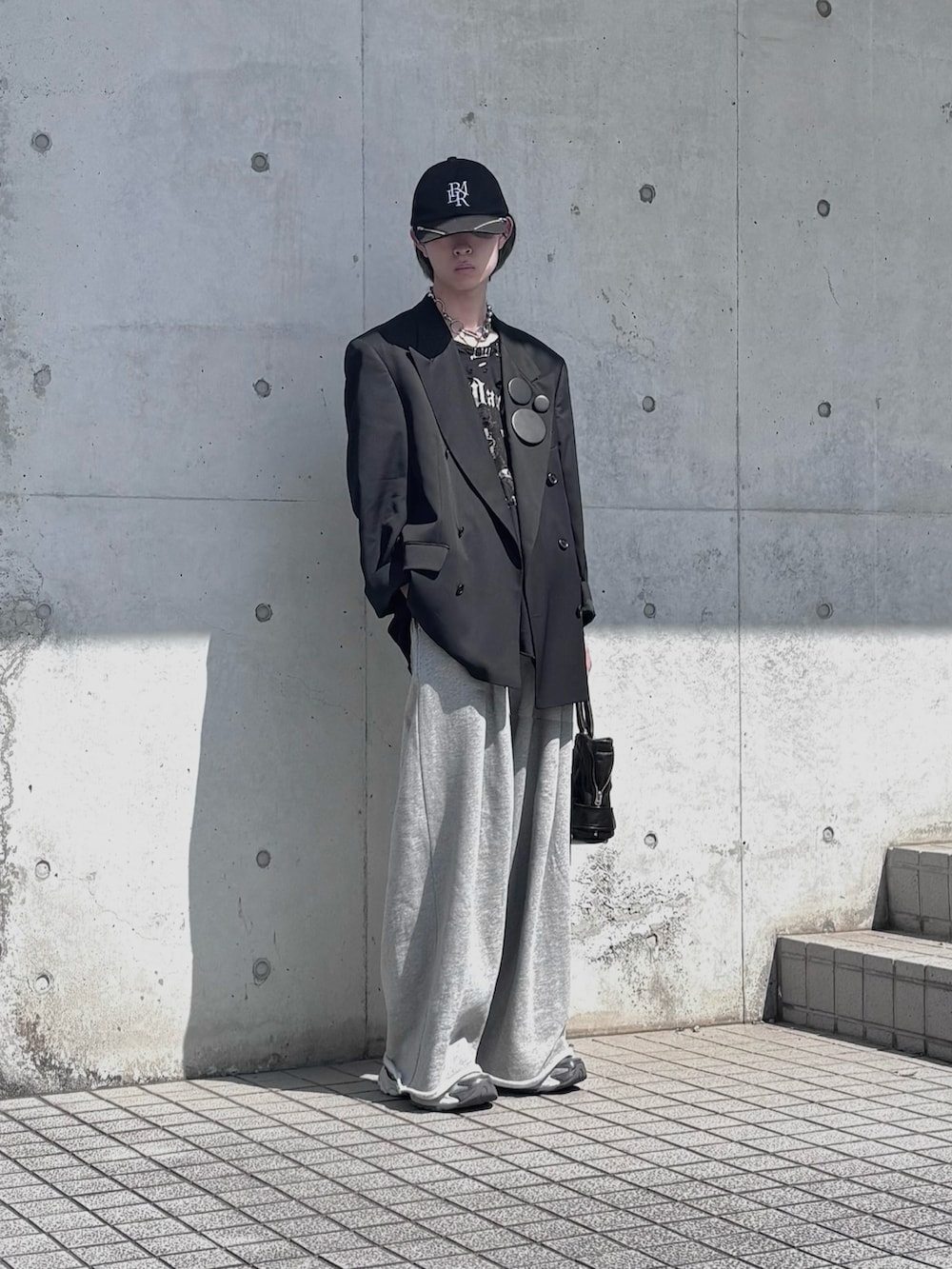 ブラック系のTシャツ/カットソー、グレー系のスウェットパンツ、ブラック系のテーラードジャケットを着用したメンズの春コーディネートの4枚目の写真