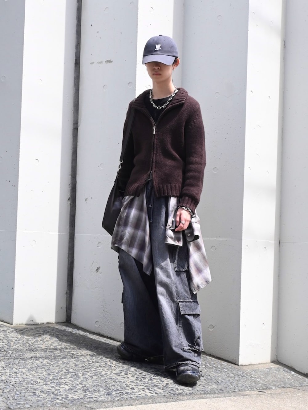 「古着MIX、スポーツミックス、シンプルコーデ、ドライバーズニット、星条旗、腰巻きスタイル、デニム、カーゴパンツ、厚底シューズ、カジュアル、アメカジ、アメカジコーデ、春コーデ、いいね、save、フォローお願いします🤑、キャップ」｜「groundsのgrounds / グラウンズ/ 別注MOOPIE RF/BLACK（スニーカー、ブラック系）」を使った、Uminaさん（メンズ・169cm）の春コーディネートの3枚目の写真