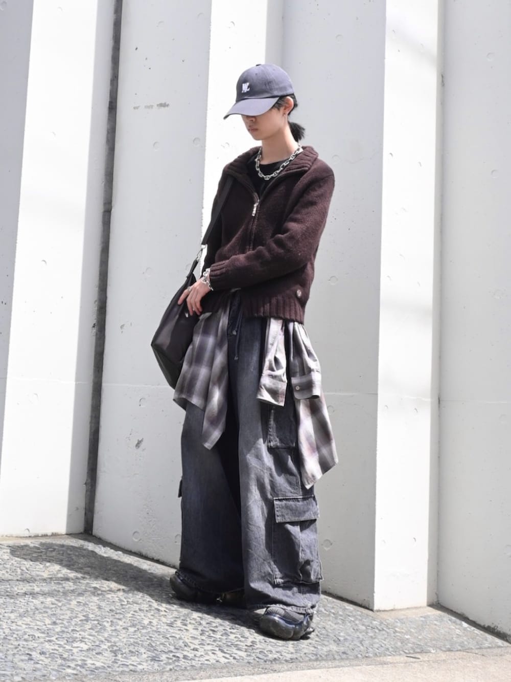 「古着MIX、スポーツミックス、シンプルコーデ、ドライバーズニット、星条旗、腰巻きスタイル、デニム、カーゴパンツ、厚底シューズ、カジュアル、アメカジ、アメカジコーデ、春コーデ、いいね、save、フォローお願いします🤑、キャップ」｜「groundsのgrounds / グラウンズ/ 別注MOOPIE RF/BLACK（スニーカー、ブラック系）」を使った、Uminaさん（メンズ・169cm）の春コーディネートの2枚目の写真