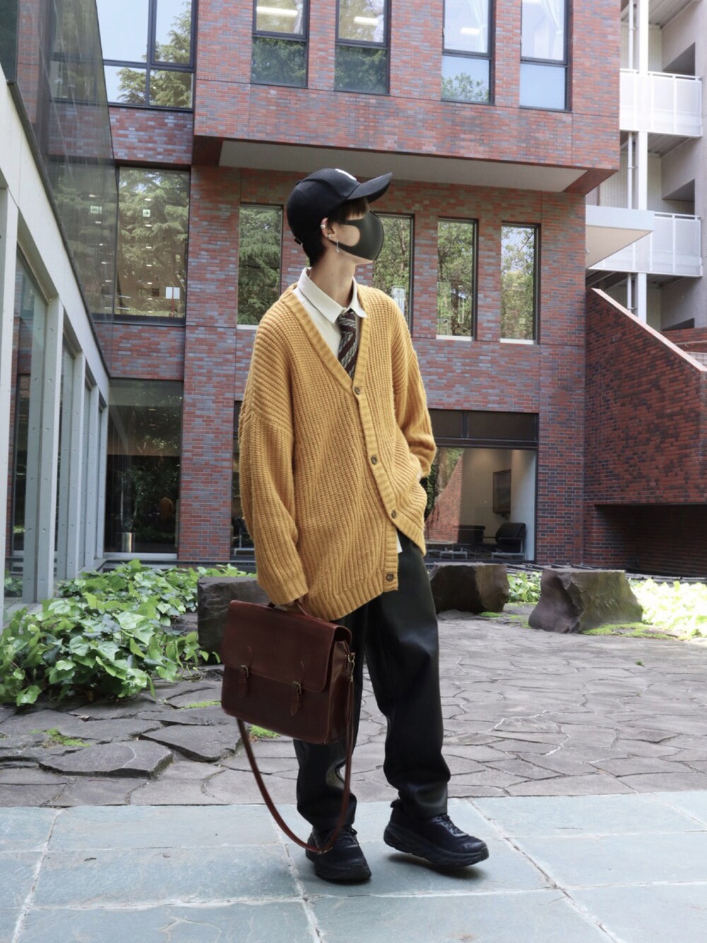 「メンズコーデ、春服、お洒落さんとつながりたい、スニーカーコーデ、シャツスタイル、ネクタイ、いいね、save、フォローお願いします🤑、いいね返し、レザーパンツ、カラーコーデ、差し色、キャップ、大人コーデ、リラックススタイル、フォローミー」|「HOKAのHOKA ONEONE BONDI 7 / ホカオネオネ ボンダイ 7(スニーカー、ブラック系)」を使った、Uminaさん(メンズ・169cm)の春コーディネートの2枚目の写真