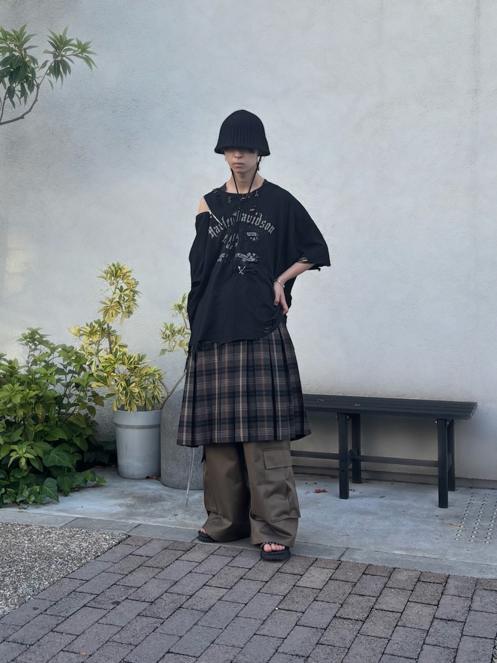 「夏ルックで気分アップ、バケットハット、Tシャツ、ブラック、ブラウン、レイヤードスタイル、スカート、カーゴパンツ、ブラックコーデ、古着MIX、古着、ニット帽、サンダル、モード、黒Tシャツ」｜「BLAYMOREの【BLAYMORE】 String Cord Cargo Pant（カーゴパンツ、グリーン系）」を使った、Uminaさん（骨格ウェーブ・メンズ・169cm）の夏コーディネートの3枚目の写真