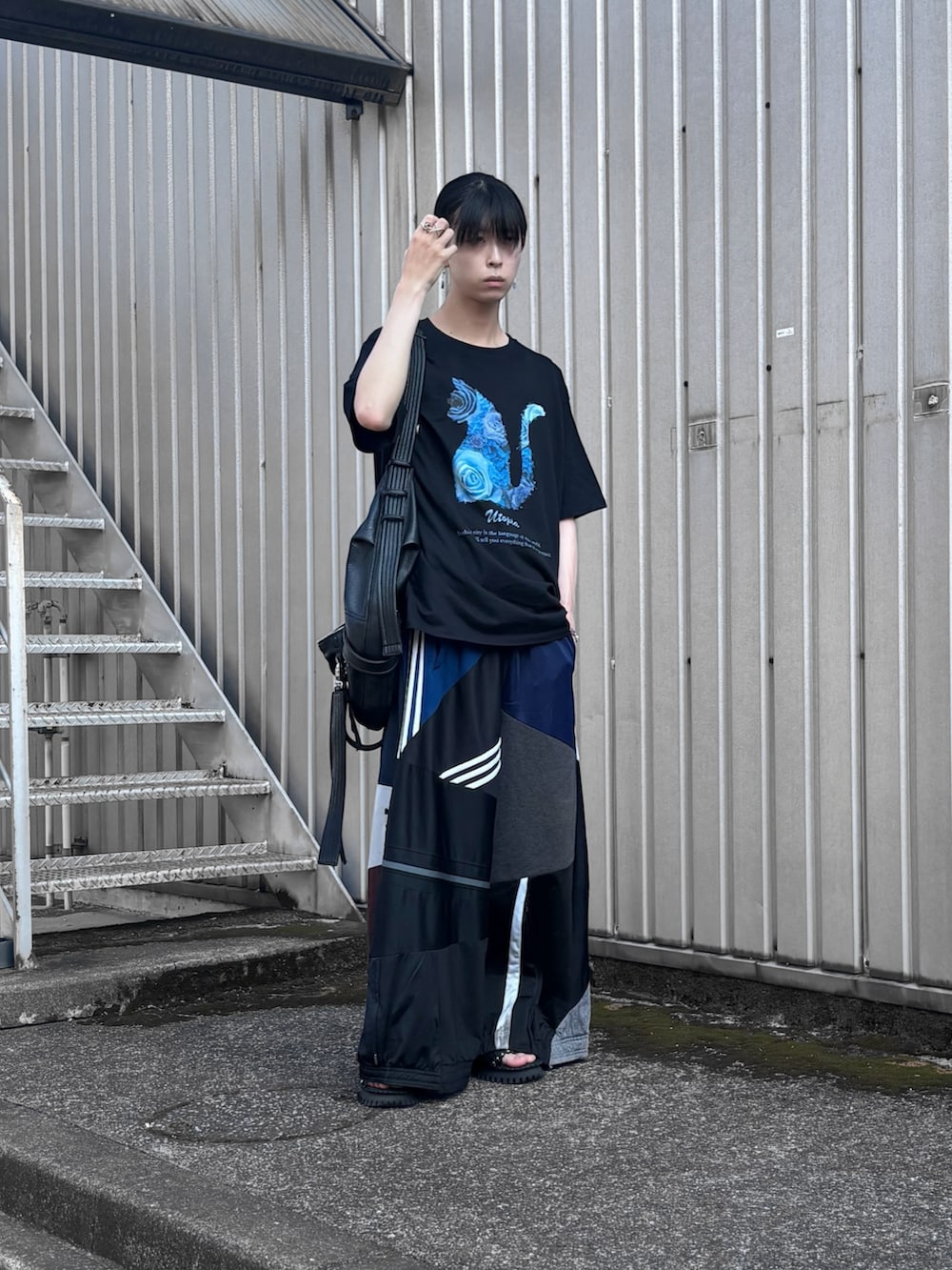 「Tシャツ、ロゴT、ブラック、トラックパンツ、ワイドパンツ、サンダル、ショルダーバッグ、レザー、夏コーデ、夏ファッション、ブルー、お出かけコーデ、モード、古着MIX、古着」｜「MAISON SPECIALの《ユニセックスアイテム》【SPECIAL SHOES FACTORY コラボ】東京産イタリアンビブラムソールタッセルサンダル【MAISON SPECIAL/メゾンスペシャル】（サンダル、ブラック系）」を使った、Uminaさん（骨格ウェーブ・メンズ・170cm）の夏コーディネートの3枚目の写真