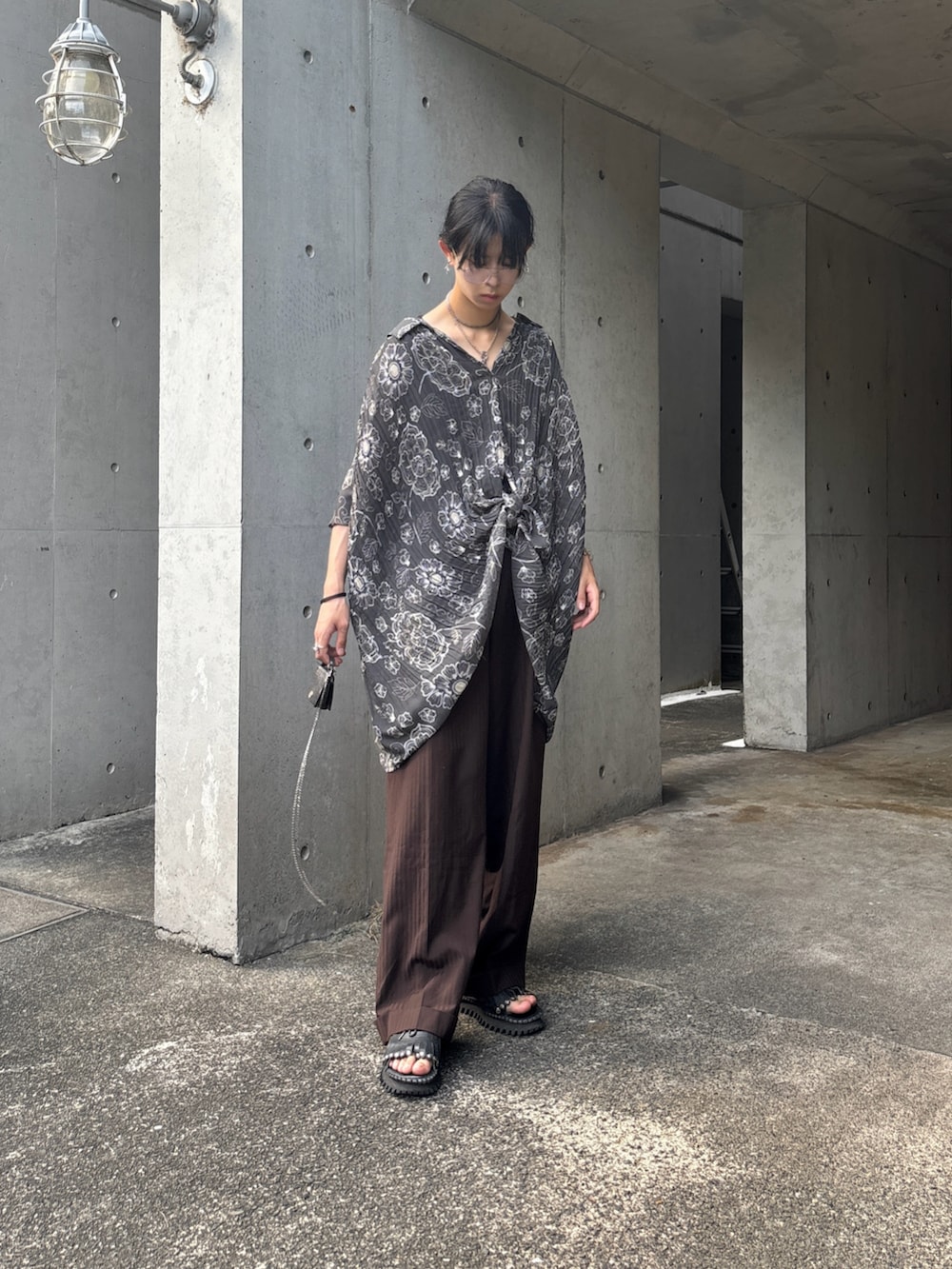 「レザー、ブラウン、秋服準備はじめました、スラックス、ブラウス、モード、アースカラー、サンダル、メガネ男子、きれいめカジュアル、古着MIX、古着、古着コーデ、オーバーサイズ、ビッグシルエット」｜「okinimesumamaniのアイテム（シャツ/ブラウス、グレー系）」を使った、Uminaさん（骨格ウェーブ・メンズ・170cm）の秋コーディネートの2枚目の写真