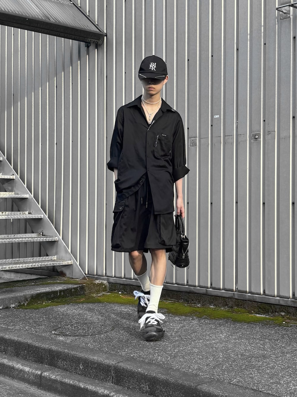 「夏ルックで気分アップ、厚底シューズ、シャツスタイル、シャツ、ショーツ、ハーフパンツ、オールブラック、キャップ、モード、シンプルスタイル、モノトーン、モノトーンコーデ、古着MIX、古着、シンプル」｜「BLAYMOREのSlide Zip Cap（キャップ、ブラック系）」を使った、Uminaさん（骨格ウェーブ・メンズ・169cm）の夏コーディネートの2枚目の写真