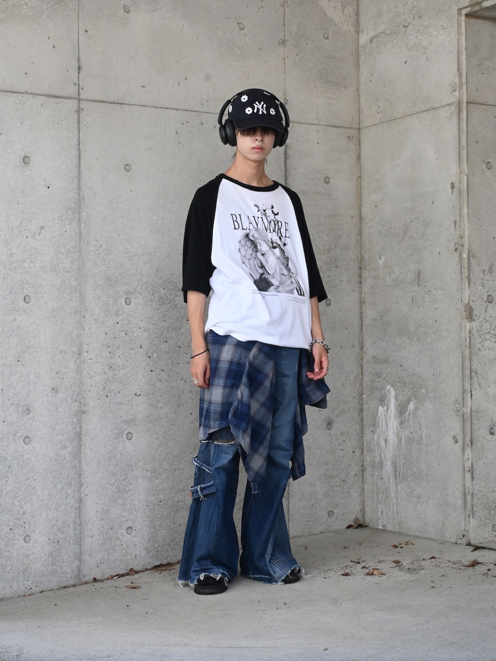 「チェック、レイヤードスタイル、秋っぽコーデ更新中、ラグランTシャツ、フレアパンツ、デニム、デニムパンツ、ヘッドホン、古着MIX、腰巻きスタイル、カジュアル、秋冬コーデ、大人コーデ、シンプルコーデ、秋服コーデ」｜「Re:Re:のアイテム（デニムパンツ、ブルー系）」を使った、Uminaさん（メンズ・169cm）の秋コーディネートの5枚目の写真