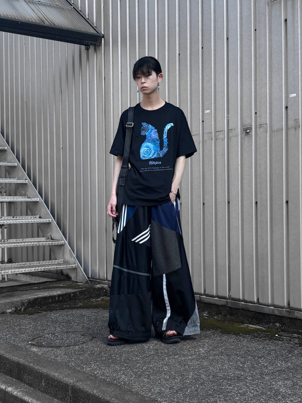 「Tシャツ、ロゴT、ブラック、トラックパンツ、ワイドパンツ、サンダル、ショルダーバッグ、レザー、夏コーデ、夏ファッション、ブルー、お出かけコーデ、モード、古着MIX、古着」｜「MAISON SPECIALの《ユニセックスアイテム》【SPECIAL SHOES FACTORY コラボ】東京産イタリアンビブラムソールタッセルサンダル【MAISON SPECIAL/メゾンスペシャル】（サンダル、ブラック系）」を使った、Uminaさん（骨格ウェーブ・メンズ・170cm）の夏コーディネートの2枚目の写真