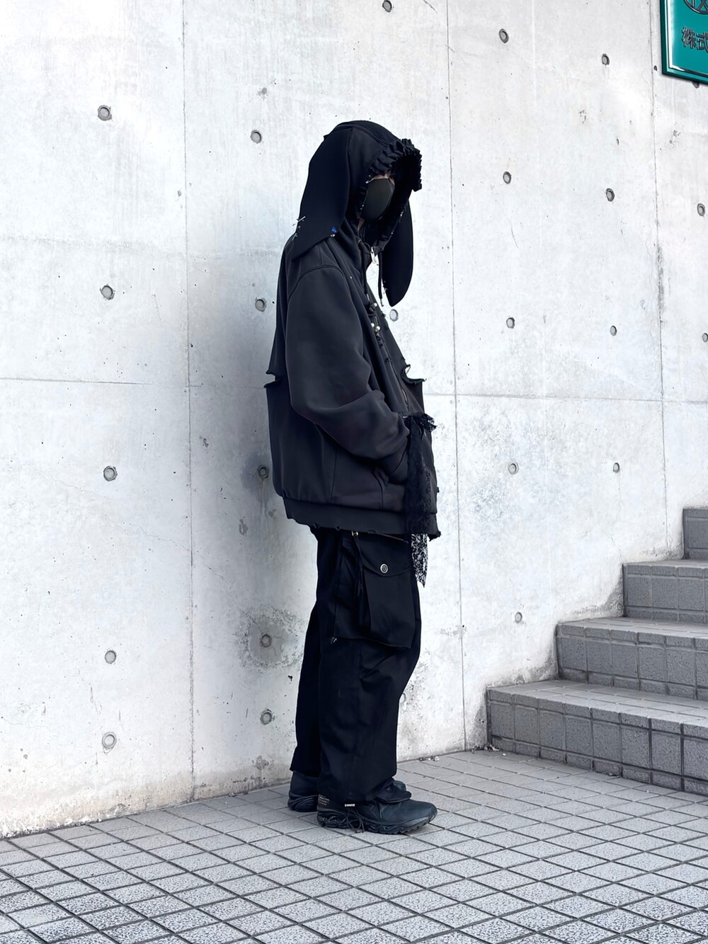 ブラック系のパーカー、ブラック系のカーゴパンツ、ブラック系のスニーカーを着用したメンズの冬コーディネートの2枚目の写真