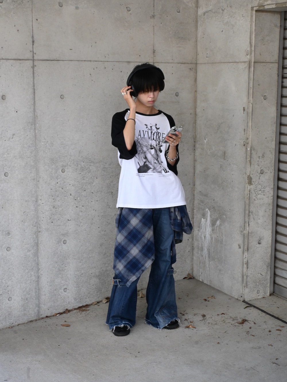 「チェック、レイヤードスタイル、秋っぽコーデ更新中、ラグランTシャツ、フレアパンツ、デニム、デニムパンツ、ヘッドホン、古着MIX、腰巻きスタイル、カジュアル、秋冬コーデ、大人コーデ、シンプルコーデ、秋服コーデ」｜「Re:Re:のアイテム（デニムパンツ、ブルー系）」を使った、Uminaさん（メンズ・169cm）の秋コーディネートの2枚目の写真