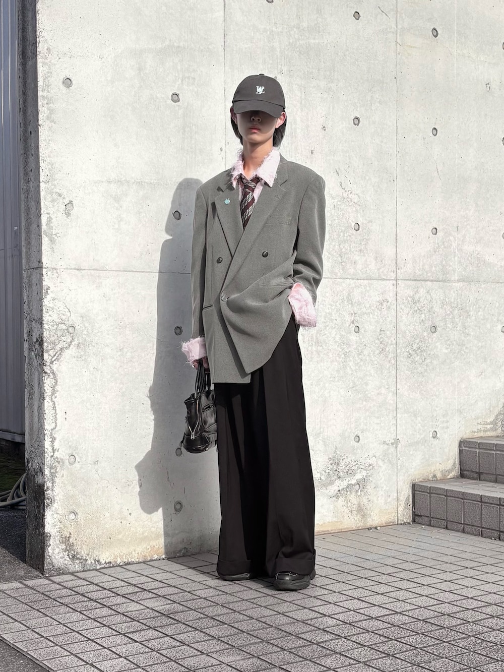 「やっぱり帽子が好き、シャツスタイル、ピンクシャツ、キャップ、ネクタイ、ジャケット、テーラードジャケット、レザー、ハンドバッグ、グレー、ピンク、スラックス、モード、大人コーデ、スニーカーコーデ」｜「WOOALONGの『WOOALONG/ウアロン』Signature Ball Cap Small Logo/シグネチャースモールロゴボールキャップ（キャップ、グレー系）」を使った、Uminaさん（骨格ウェーブ・メンズ・169cm）の夏コーディネートの2枚目の写真