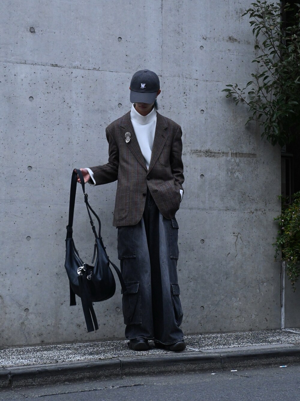 ホワイト系のスウェット、グレー系のカーゴパンツ、ブラック系のショルダーバッグを着用したメンズの冬コーディネートの2枚目の写真