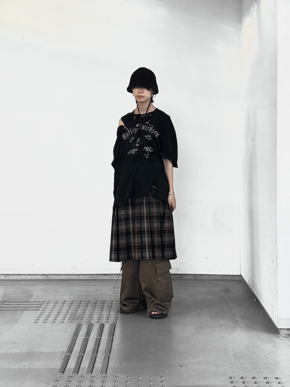 「夏ルックで気分アップ、バケットハット、Tシャツ、ブラック、ブラウン、レイヤードスタイル、スカート、カーゴパンツ、ブラックコーデ、古着MIX、古着、ニット帽、サンダル、モード、黒Tシャツ」｜「BLAYMOREの【BLAYMORE】 String Cord Cargo Pant（カーゴパンツ、グリーン系）」を使った、Uminaさん（骨格ウェーブ・メンズ・169cm）の夏コーディネートの2枚目の写真