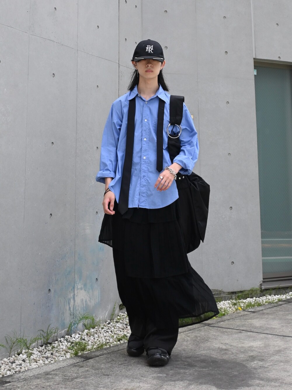「シャツ好き集まれ、ショルダーバッグ、いいね、save、フォローお願いします🤑、プチプラ、キャップ、スニーカー、スラックス、スカート、レイヤードスタイル、韓国ファッション、シャツスタイル、ネクタイ、ブラックコーデ、メンズファッション、グレー」｜「groundsのgrounds / グラウンズ/ 別注MOOPIE RF/BLACK（スニーカー、ブラック系）」を使った、Uminaさん（メンズ・169cm）の夏コーディネートの3枚目の写真