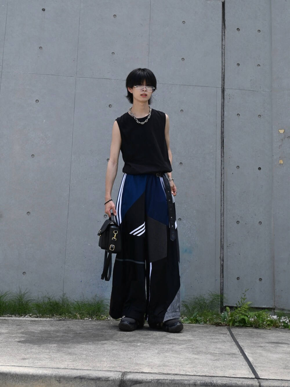 ブラック系のタンクトップ、ブラック系のショルダーバッグ、その他のスウェットパンツを着用したメンズの夏コーディネートの3枚目の写真