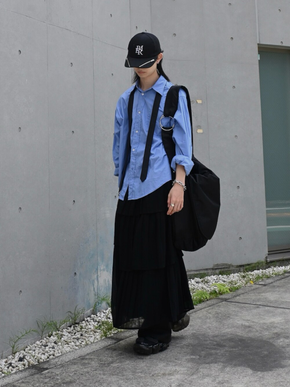 「シャツ好き集まれ、ショルダーバッグ、いいね、save、フォローお願いします🤑、プチプラ、キャップ、スニーカー、スラックス、スカート、レイヤードスタイル、韓国ファッション、シャツスタイル、ネクタイ、ブラックコーデ、メンズファッション、グレー」｜「groundsのgrounds / グラウンズ/ 別注MOOPIE RF/BLACK（スニーカー、ブラック系）」を使った、Uminaさん（メンズ・169cm）の夏コーディネートの2枚目の写真