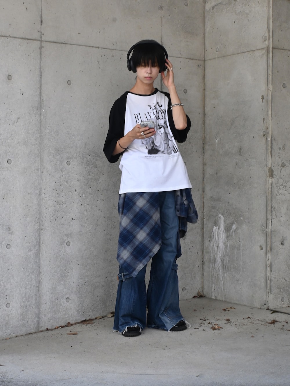 「チェック、レイヤードスタイル、秋っぽコーデ更新中、ラグランTシャツ、フレアパンツ、デニム、デニムパンツ、ヘッドホン、古着MIX、腰巻きスタイル、カジュアル、秋冬コーデ、大人コーデ、シンプルコーデ、秋服コーデ」｜「Re:Re:のアイテム（デニムパンツ、ブルー系）」を使った、Uminaさん（メンズ・169cm）の秋コーディネートの4枚目の写真