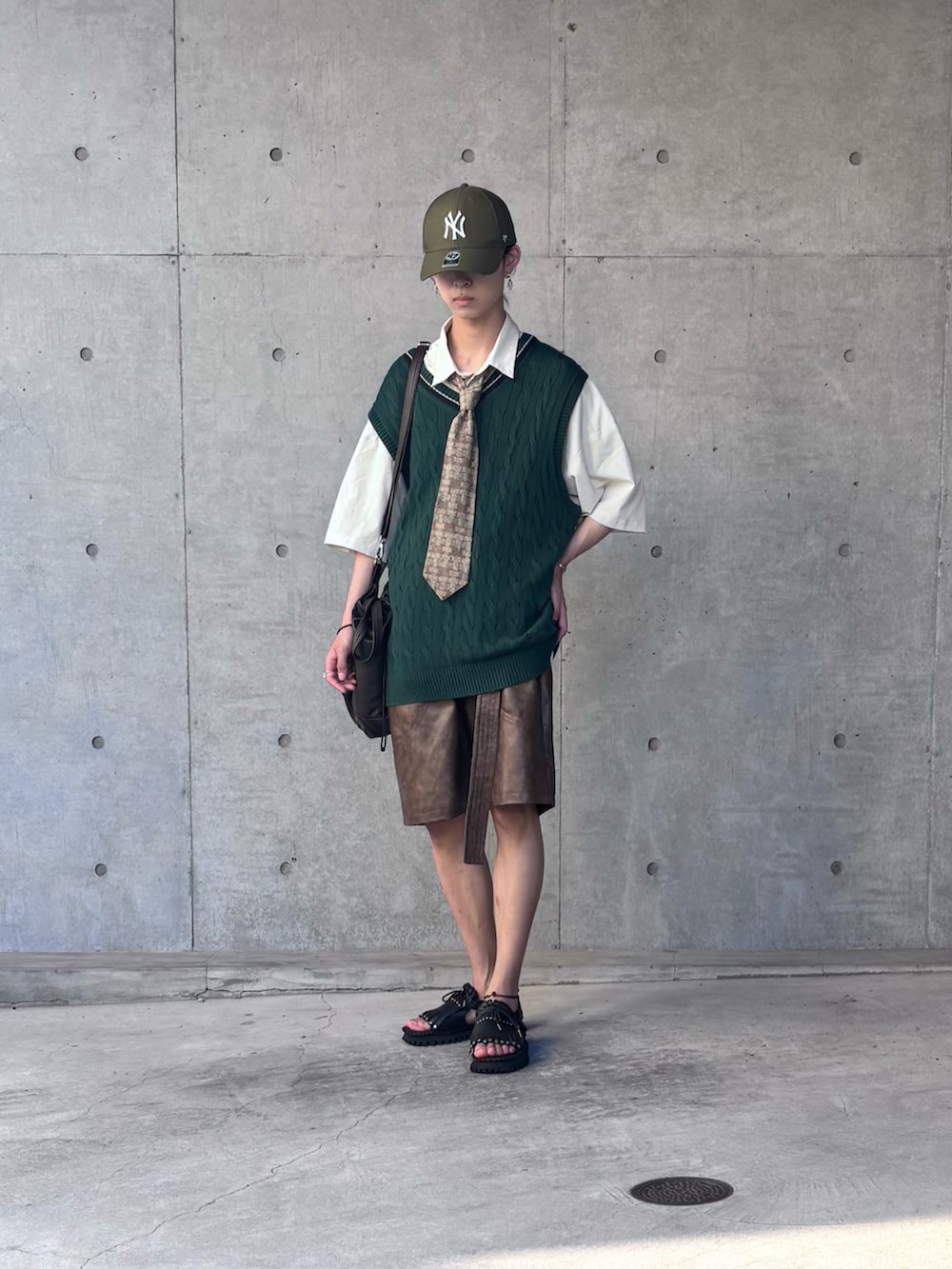 「スポーツミックス、キャップ、ベスト、ベスト×シャツ、ネクタイ、シャツスタイル、シャツ、ショーツ、レザー、ショートパンツ、ハーフパンツ、サンダル、アースカラー、グリーン、ブラウン」｜「BLAYMOREの【BLAYMORE】 Synthetic Leather Short Pants（その他パンツ、ブラウン系）」を使った、Uminaさん（骨格ウェーブ・メンズ・169cm）の夏コーディネートの2枚目の写真