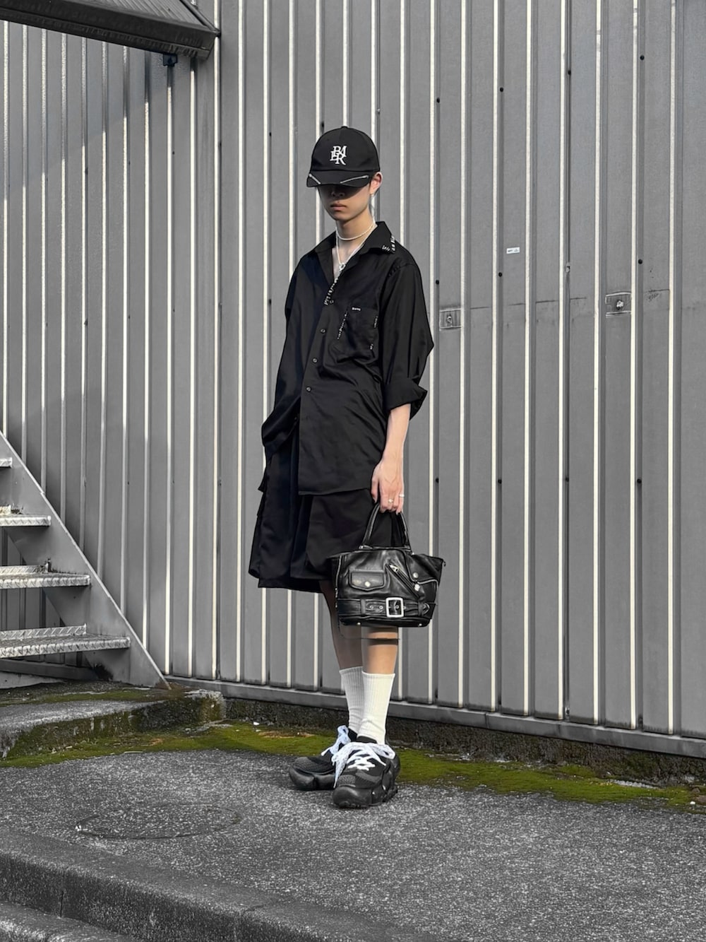 「夏ルックで気分アップ、厚底シューズ、シャツスタイル、シャツ、ショーツ、ハーフパンツ、オールブラック、キャップ、モード、シンプルスタイル、モノトーン、モノトーンコーデ、古着MIX、古着、シンプル」｜「BLAYMOREのSlide Zip Cap（キャップ、ブラック系）」を使った、Uminaさん（骨格ウェーブ・メンズ・169cm）の夏コーディネートの3枚目の写真
