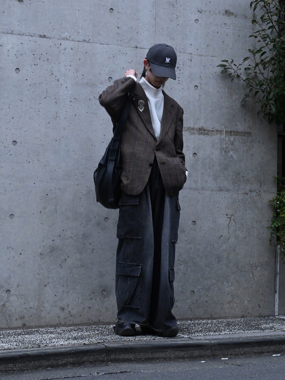ホワイト系のスウェット、グレー系のカーゴパンツ、ブラック系のショルダーバッグを着用したメンズの冬コーディネートの3枚目の写真