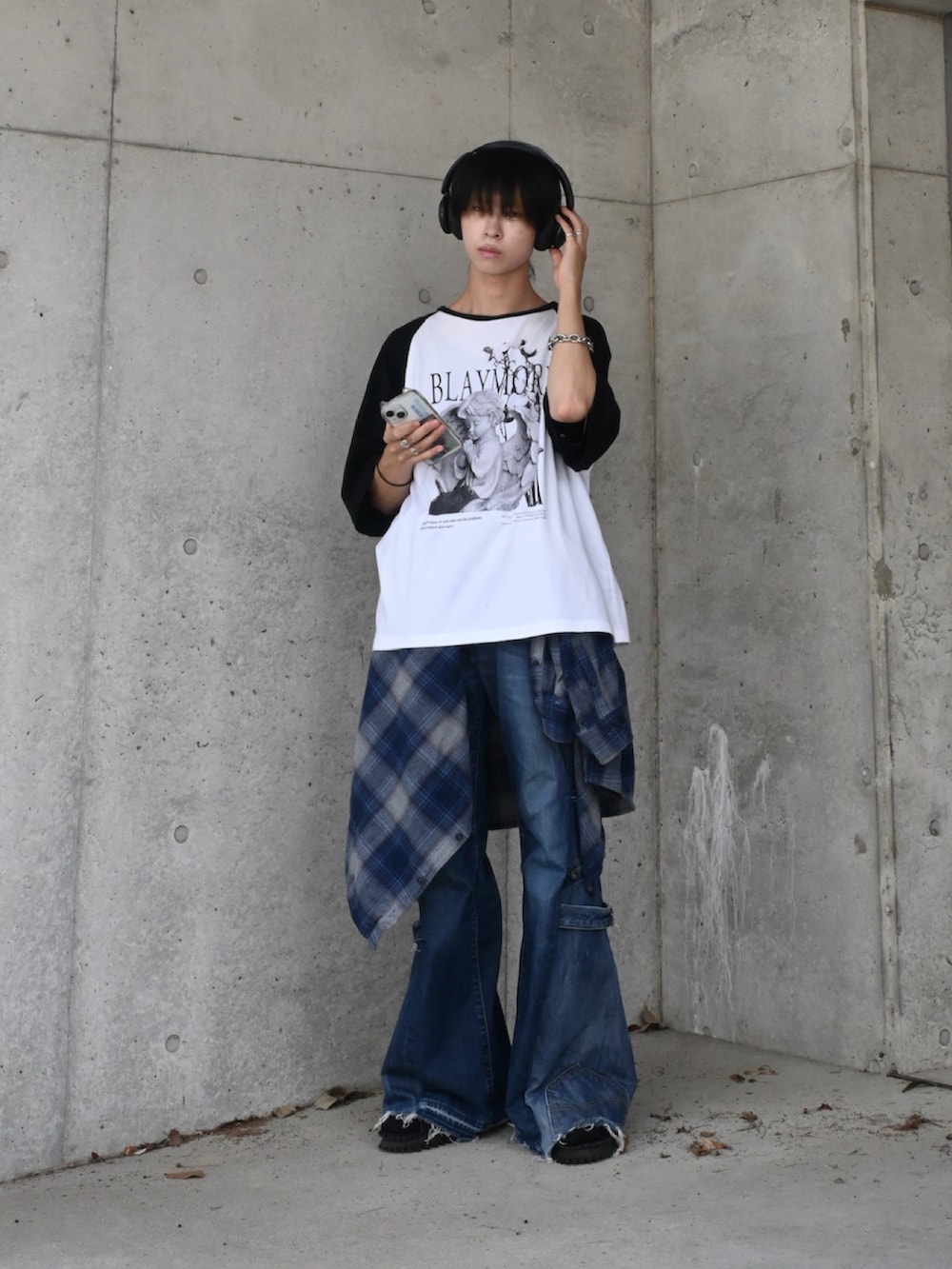 「チェック、レイヤードスタイル、秋っぽコーデ更新中、ラグランTシャツ、フレアパンツ、デニム、デニムパンツ、ヘッドホン、古着MIX、腰巻きスタイル、カジュアル、秋冬コーデ、大人コーデ、シンプルコーデ、秋服コーデ」｜「Re:Re:のアイテム（デニムパンツ、ブルー系）」を使った、Uminaさん（メンズ・169cm）の秋コーディネートの3枚目の写真