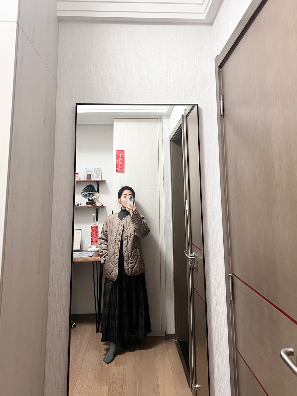 ベージュ系のその他アウターを着用したレディースの冬コーディネートの2枚目の写真