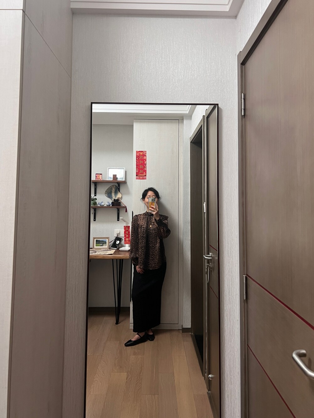 ブラウン系のシャツ/ブラウス、ホワイト系のスカートを着用したレディースの夏コーディネートの4枚目の写真