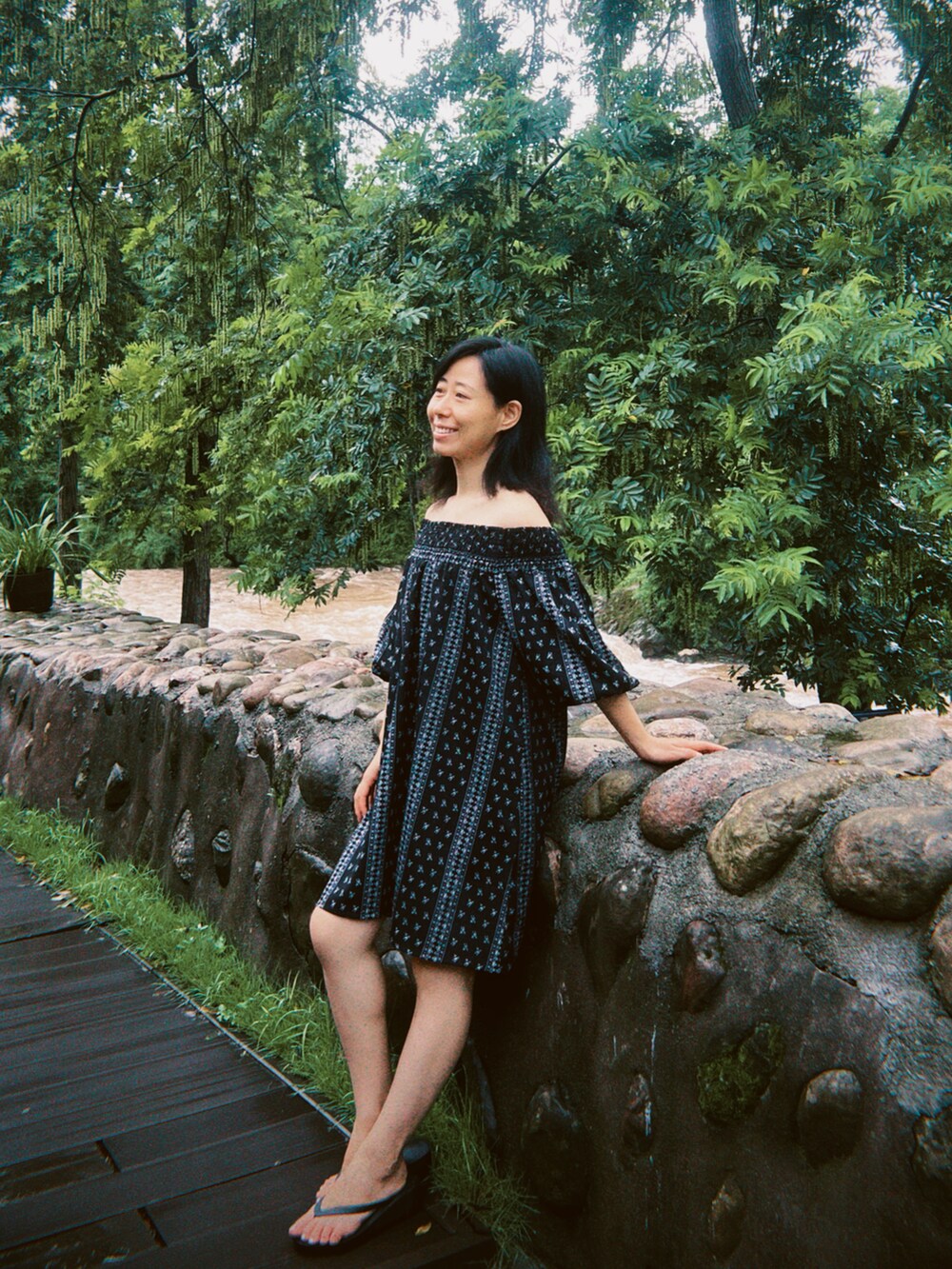 ブラック系のワンピースを着用したレディースの夏コーディネートの2枚目の写真