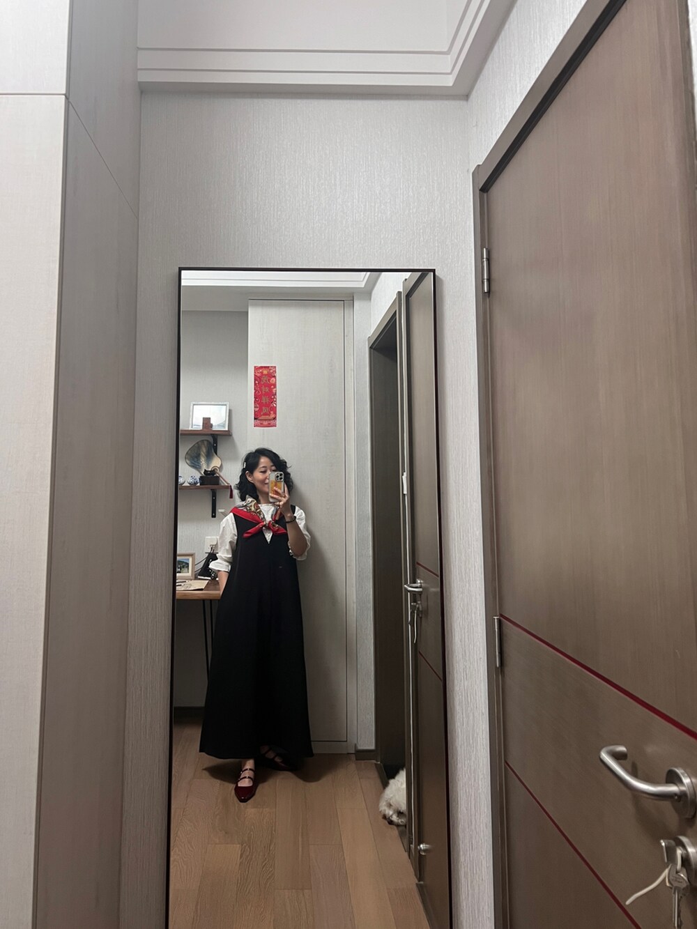 ホワイト系のワンピースを着用したレディースの夏コーディネートの3枚目の写真