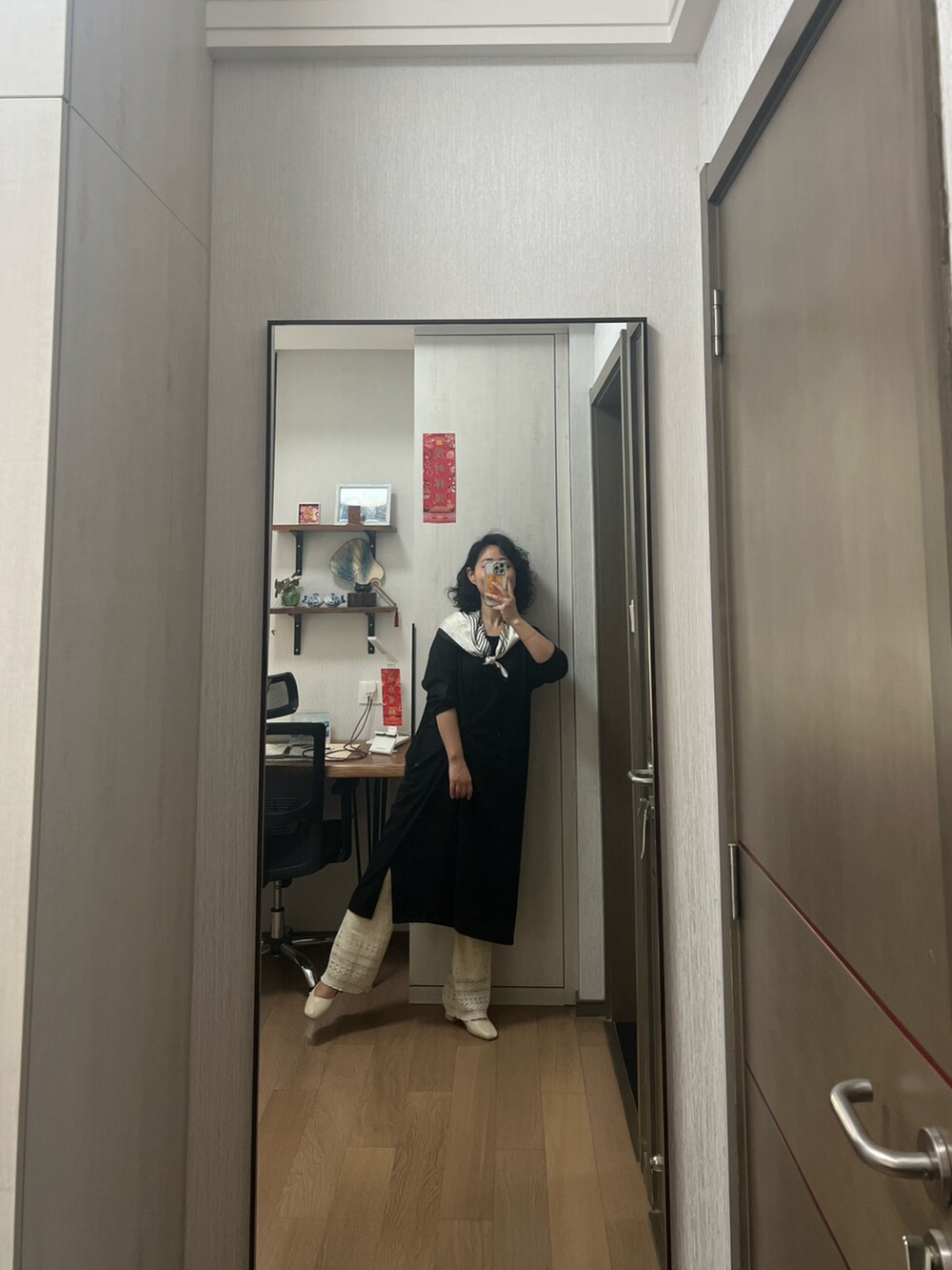 ホワイト系のバンダナ/スカーフを着用したレディースの春コーディネートの3枚目の写真