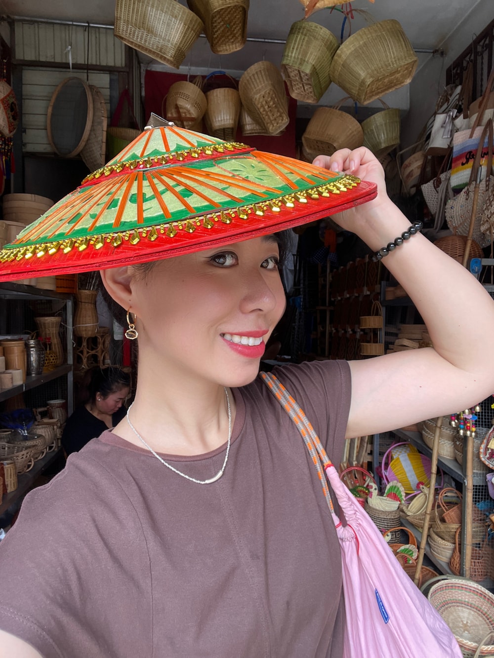 その他の扇子/うちわを着用したレディースの秋コーディネートの2枚目の写真