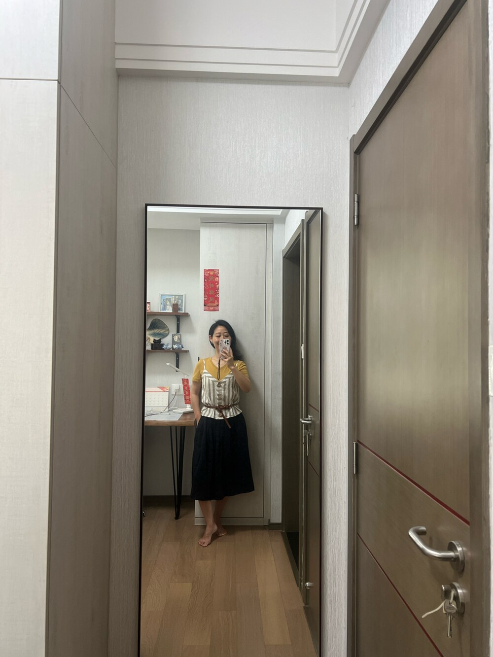 イエロー系のTシャツ/カットソーを着用したレディースの夏コーディネートの3枚目の写真