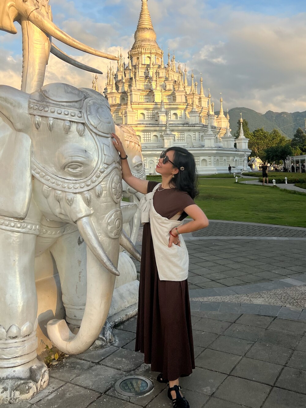 その他の扇子/うちわを着用したレディースの秋コーディネートの5枚目の写真