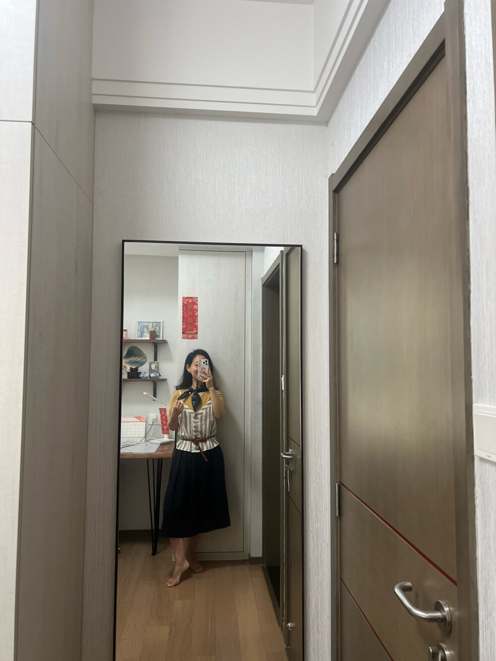 イエロー系のTシャツ/カットソーを着用したレディースの夏コーディネートの5枚目の写真