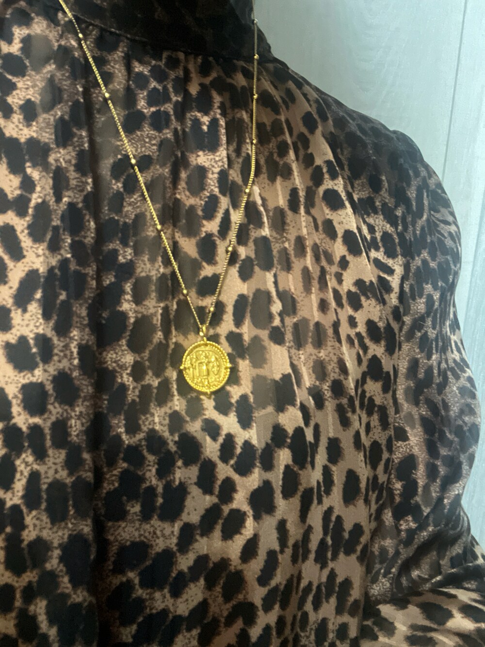 ブラウン系のシャツ/ブラウス、ホワイト系のスカートを着用したレディースの夏コーディネートの5枚目の写真