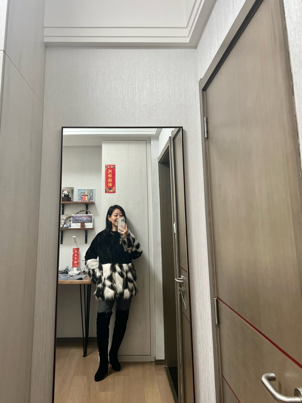 ブラック系のその他トップスを着用したレディースの冬コーディネートの2枚目の写真